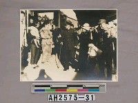 藏品(故總統蔣公生活照片：蔣中正夫婦訪問前線民眾)的圖片